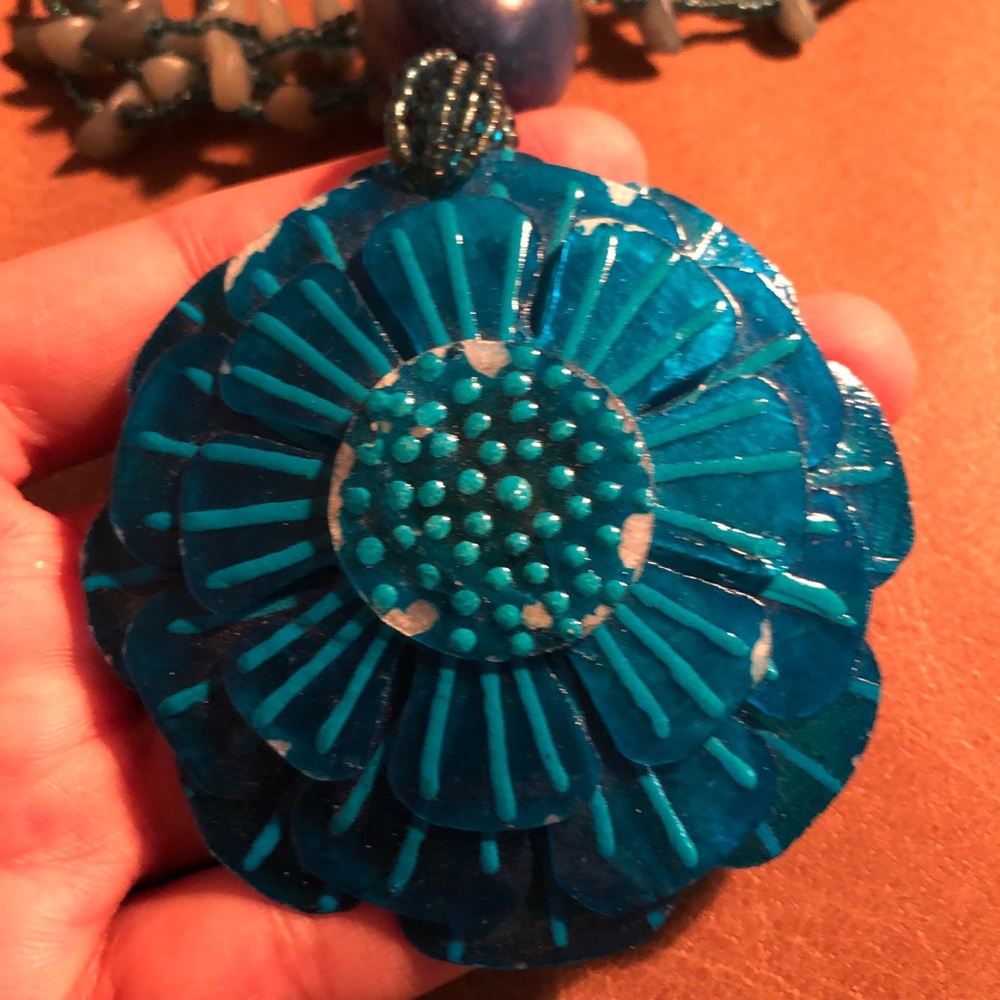 Vibrant blue vintage flower pendant necklace - Picture 3 of 6